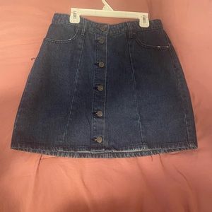 Denim button up skirt with two pockets on the back. Looks great with body suits!